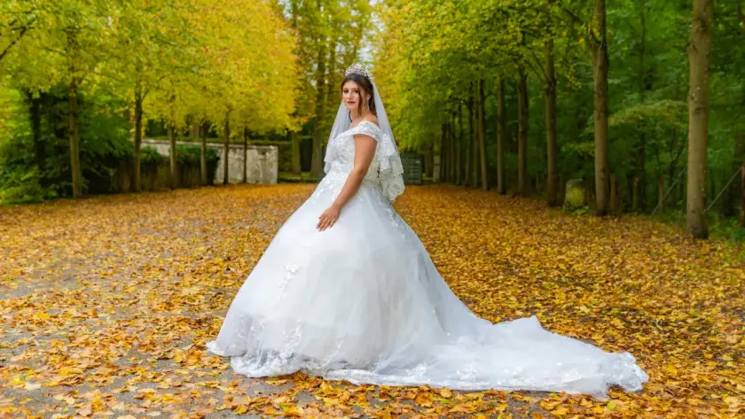 Bride in a fall wedding setting with autumn colors and seasonal décor inspiration