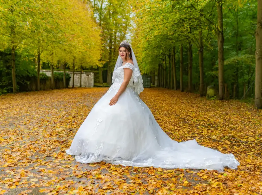 Bride in a fall wedding setting with autumn colors and seasonal décor inspiration